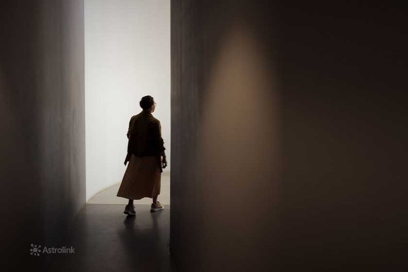 mujer saliendo por una puerta hacia la luz, representando la salida de la zona de confort